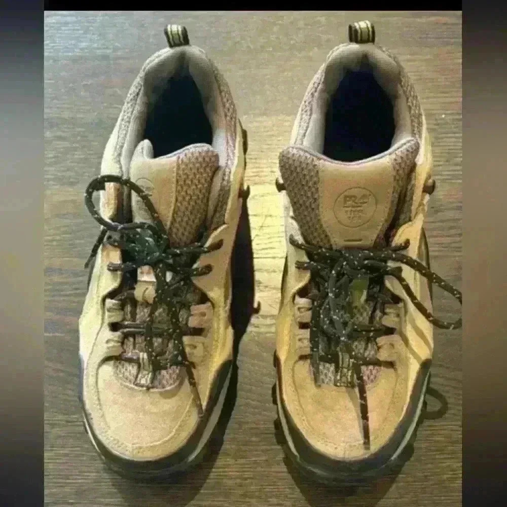 WOMEN STEEL TOE SHOES SIZE 8,5